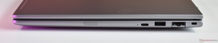 rätt: USB-C 3.2 Gen 2, USB-A 3.2 Gen 1, RJ45-Ethernet, Kensington-låsslits