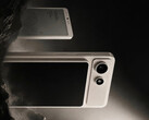 A10 kommer att drivas av en Snapdragon-SoC i instegsklassen. På bilden: en reklambild där den magnetiska skärmen är fäst vid telefonen.