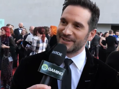 En skärmdump av Leon S. Kennedy-skådespelaren Nick Apostolides som talar med Radio Times Gaming