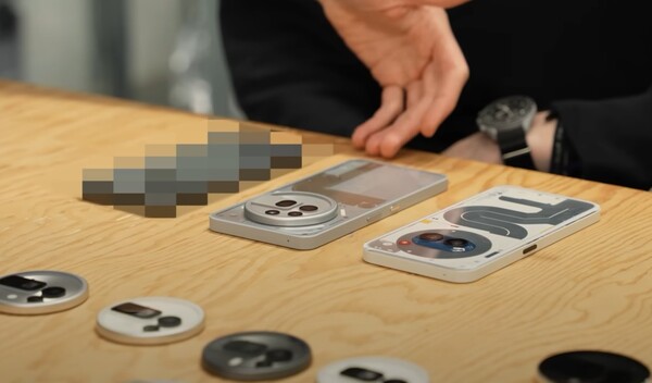 Nothing Phone (3) dök upp i en officiell video men pixlades för att dölja dess design. (Bildkälla: Nothing)