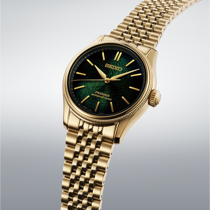 Närbild på klockan Seiko Presage Classic x Tradman’s Bonsai med en strukturerad mörkgrön urtavla, guldfärgade visare och index samt ett guldfärgat armband.