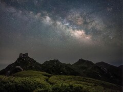 Bild som visar berg och vår galax Vintergatan. (Bildkälla: Kanenori - Pixabay)