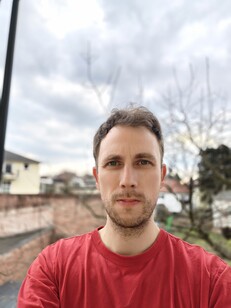 En selfie med huvudkameran 