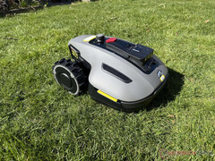 Mammotion Yuka Mini är en av de bästa trådlösa robotgräsklipparna för små trädgårdar. (Bildkälla: Marcus Schwarten / Notebookcheck)