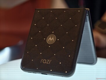 Motorola Razr 70 med kristaller från Swarovski på baksidan