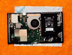 Nintendo Switch 2:s kylsystem består av en liten fläkt och en heatpipe i koppar (Bildkälla: ProModding, YouTube)
