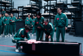 Döden har aldrig varit mer opersonlig i Squid Game; i säsong 3 blir till och med sorgen rituell - inlindad i rosa och begravd under tystnad. (Bildkälla: Netflix)