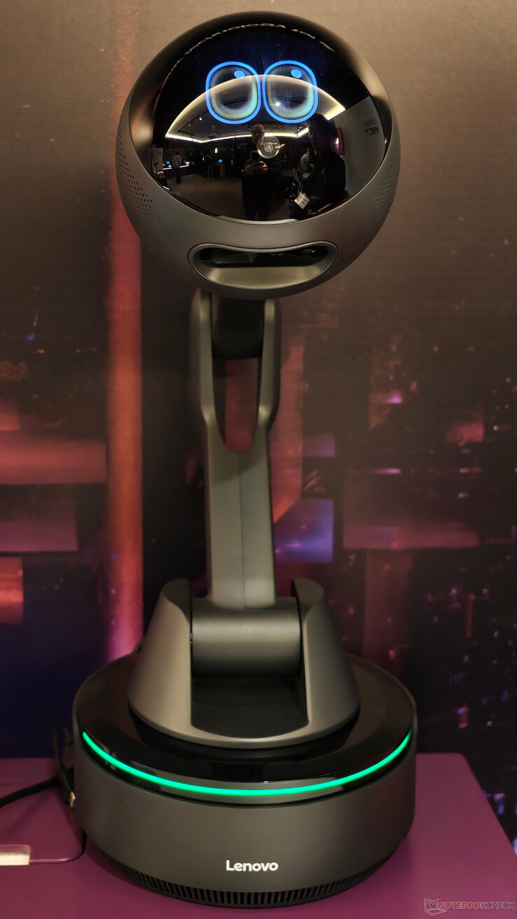 Hela kroppen på Lenovo AI Workmate.