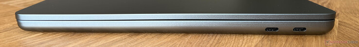 Höger: 2x USB-C 3.2 Gen 2 (10 GBit/s, DisplayPort ALT Mode 1.4a, Power Delivery)