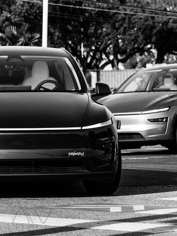 Logotypen för Tesla Robotaxi-plattformen på den främre stötfångaren.