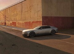 Jaguar Type 01 EV i kvällssolen framför en hög mur