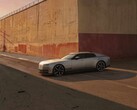 Jaguar Type 01 EV i kvällssolen framför en hög mur
