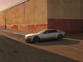 Jaguar Type 01 EV i kvällssolen framför en hög mur