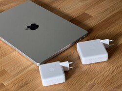 MacBook Pro 14 M3 med båda nätadaptrarna (70 &amp; 96 watt)