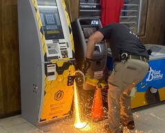 En polisman som skär in i Bitcoin ATM med en handhållen slipsåg (Bildkälla: Jasper County Sheriff&#039;s Office via Facebook; beskuren)