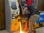 En polisman som skär in i Bitcoin ATM med en handhållen slipsåg (Bildkälla: Jasper County Sheriff's Office via Facebook; beskuren)