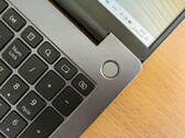 Windows-bärbar dator som sitter ovanpå ett träbord (Bildkälla: Andrey Matveev - Unsplash)