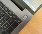 Windows-bärbar dator som sitter ovanpå ett träbord (Bildkälla: Andrey Matveev - Unsplash)
