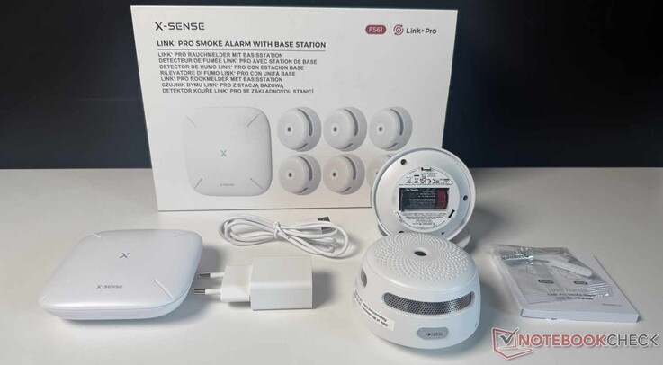 Innehåll i förpackningen till X-Sense XS01-M (FS61) – observera att endast två av de sex rökdetektorerna syns på bilden.