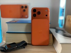 Apple iPhone 17 Air i orange utförande med bakre design och kameramodul placerad på staplade böcker