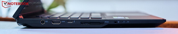Vänster: DC-in, HDMI 2.1, Thunderbolt4/USB-C med PD och DP, ROG XG mobilt gränssnitt med USB Type-C 3.2 Gen2