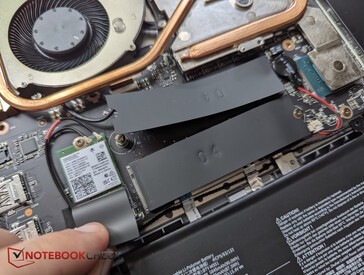 Wi-Fi-modul och 2 SSD-platser (1 upptagen)