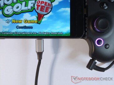 USB-C-porten möjliggör genomgående laddning av dockade enheter för oavbruten spelning. (Bildkälla: Notebookcheck)