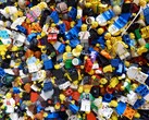 En bild som visar många LEGO på golvet. (Bildkälla: Regenwolke0 - Pixabay)