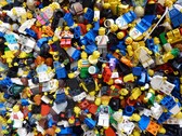 En bild som visar många LEGO på golvet. (Bildkälla: Regenwolke0 - Pixabay)