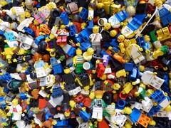 En bild som visar många LEGO på golvet. (Bildkälla: Regenwolke0 - Pixabay)