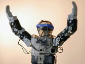 En humanoid robot med armarna i luften (Bildkälla: Adam Lukomski via Unsplash; beskuren)