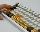 Ett Insta360-tangentbord med mellanslagstangenten täckt med en guldlock (Bildkälla: Sohu)
