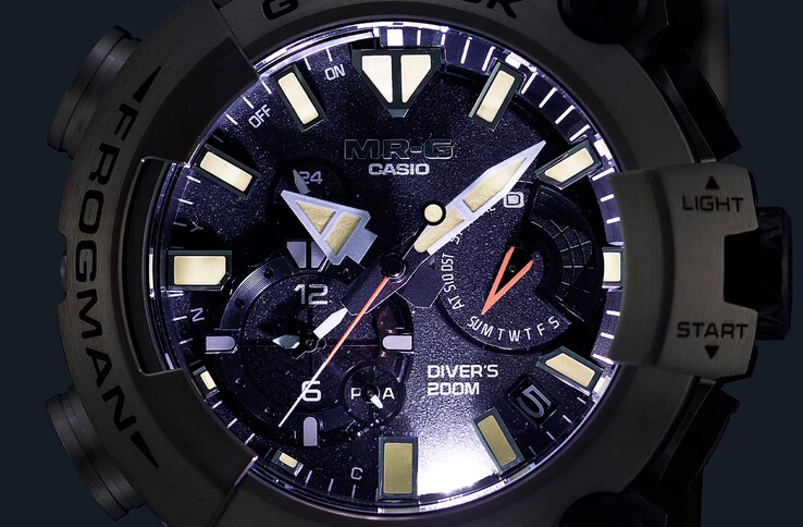 Den högintensiva LED-lampan Super Illuminator, i kombination med tjock Neobrite-fosforescerande färg på visare och indexmarkörer, säkerställer synlighet även på Frogmans maximala dykdjup. (Bildkälla: Casio)