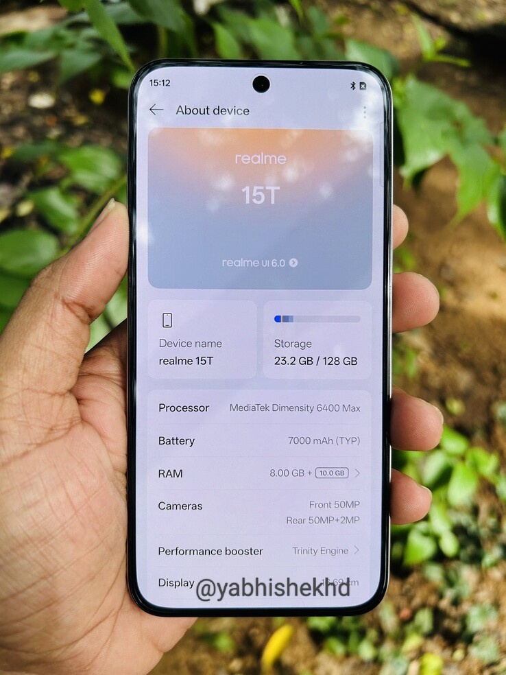 "Realme 15T" i naturen med sin sida Om enheten öppen. (Källa: Abhishek Yadav via X)