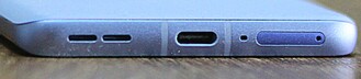 Botten: högtalare, USB-C-port, mikrofon, SIM-kortplats