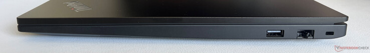 Höger sida: USB-A 3.2 Gen.2 (10 Gbps), Gigabit-Ethernet, Kensington Security Slot
