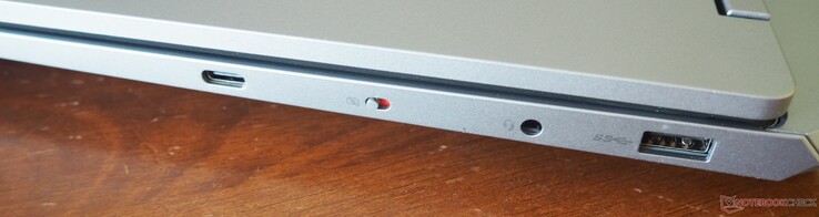 Höger sida: USB-C 3.2 Gen 2 (inkl. Power Delivery &amp; DisplayPort), webbkameraavstängning, ljud, USB-A 3.2 Gen 1