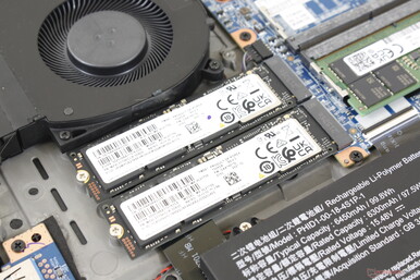 Upp till två interna M.2 2280 PCIe4 x4 NVMe SSD-diskar stöds