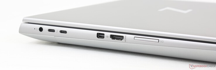 Vänster: Nätadapter, 2x USB-C 3.2 Gen. 2 m/ Thunderbolt 4 + DisplayPort 1.4 + DisplayPort 1.4, mini-DisplayPort 1.4, HDMI 2.1, SD-kortläsare. Notera de tätt packade USB-C- och AC-adapterportarna