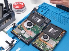 Teardown-vy av Nintendo Switch 2 som visar interna komponenter inklusive batteri, fläkt och moderkort (Bildkälla: Phone Repair Guru på YouTube)