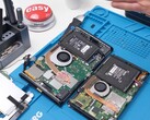 Teardown-vy av Nintendo Switch 2 som visar interna komponenter inklusive batteri, fläkt och moderkort (Bildkälla: Phone Repair Guru på YouTube)
