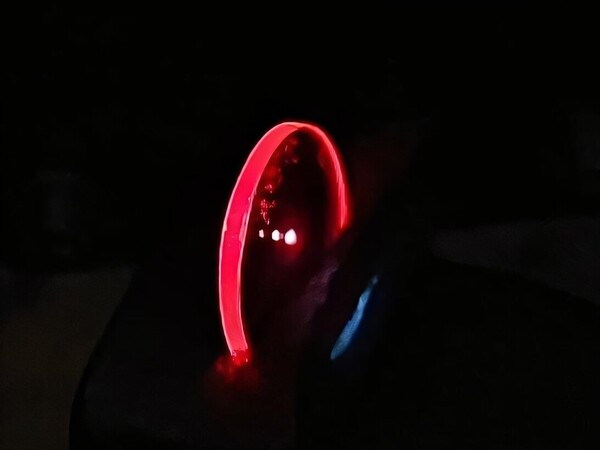 En tunn film avger rött ljus från ett radikalt dubbelt exciterat tillstånd. (Bildkälla: Biwen Li/Cavendish Laboratory, University of Cambridge; beskuren)