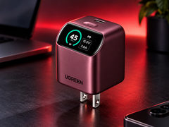 Ugreen Nexode Pro 45 W-laddaren i färgen Burgundy