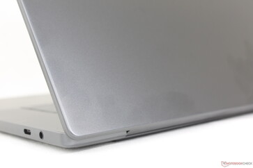 De släta mörkgrå ytorna drar till sig fingeravtryck lättare än på förra årets design