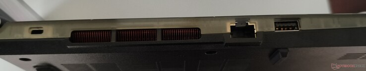 Vänster sida: Kensingtonlås, RJ45 LAN, USB-A 3.1