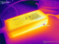 AC-adaptern kan nå över 35 C när du kör krävande belastningar under långa perioder