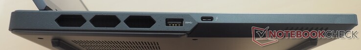 Vänster: USB 3.2 Gen1 Type-A, USB 3.2 Gen2 Type-C (inkl. DisplayPort 1.4 och 140 W Power Delivery)