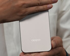 Oppo-chefen Zhou Yibao visar upp Find X9:s bakre design. (Bildkälla: Zhou Yibao)