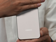 Oppo-chefen Zhou Yibao visar upp Find X9:s bakre design. (Bildkälla: Zhou Yibao)