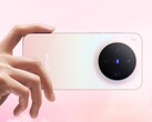Vivo X300 smartphone i rosa gradientfinish som visar den cirkulära Zeiss-märkta trippelkameramodulen (Bildkälla: Vivo)